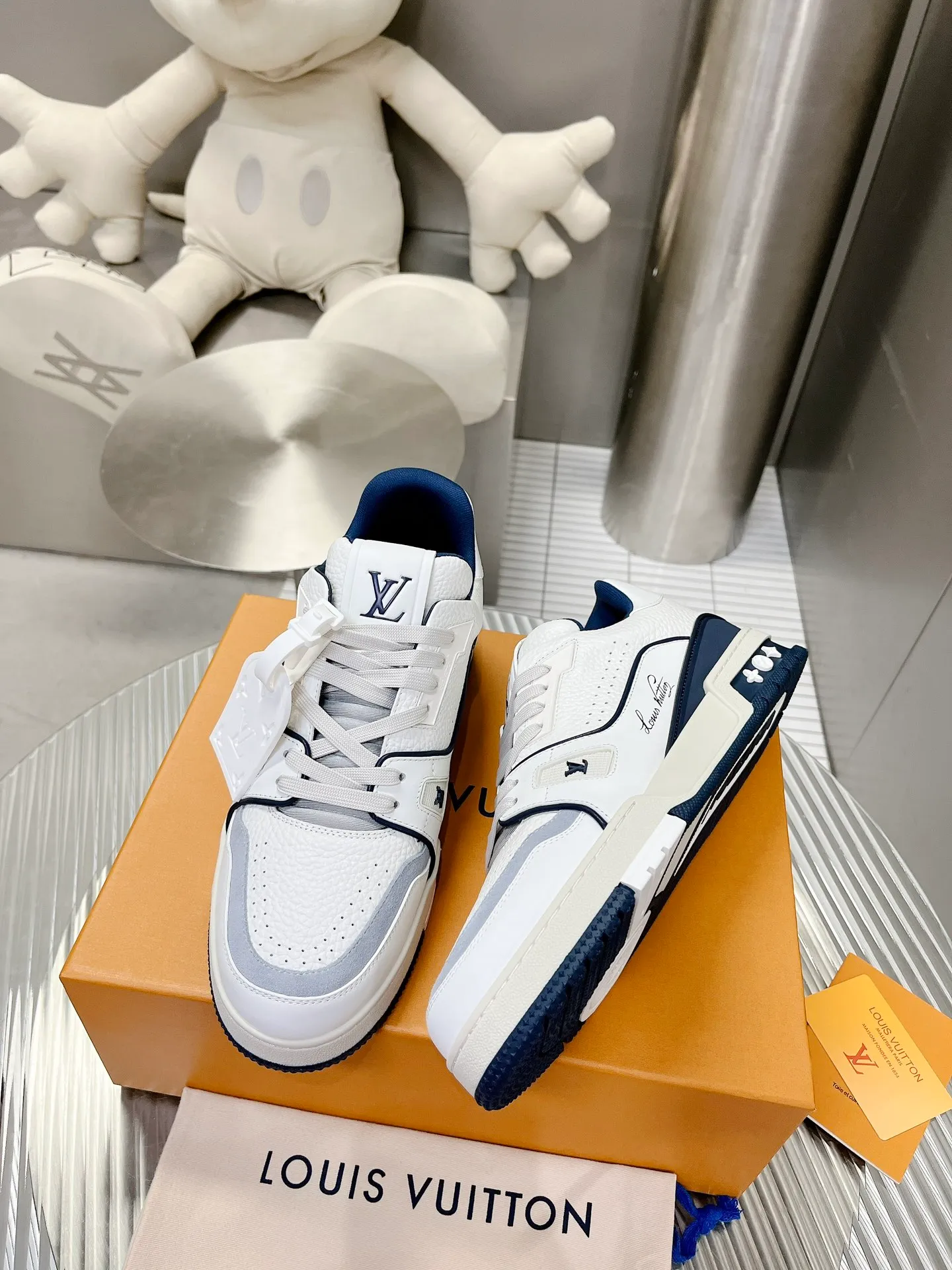 👟👟Ex-factory price 840👟👟The highest version on the Internet⚠️Feel free to compare! 2021🔥New model, purchase quality LV~Louis Vuitton by Virgin Abloh’s best-looking sneakers, Donkey Brand strongly recommends new products, official website limited edition retro basketball sneakers! Both high and low tops cost money to purchase 1:1 accurate replicas of the originals. The details are invincible, full of sincerity, imported custom-made original cowhide, the original package method is the same, the details are 100% restored, and the private model customized the original one-piece T👟👟factory price U outsole, which is different from other brands. Without the original version, this effect cannot be achieved! 35-45 (46 is custom-made and non-refundable) Some colors are available in women’s styles